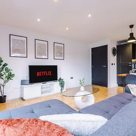 Luxury 2 King Beds In Centre דירה *